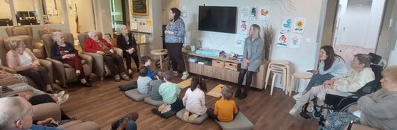 Decoratieve afbeelding: Ouderen en kinderen krijgen les in het woonzorgcentrum Hogevijf te Hasselt