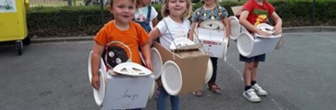 Kindjes met muziekinstrumenten