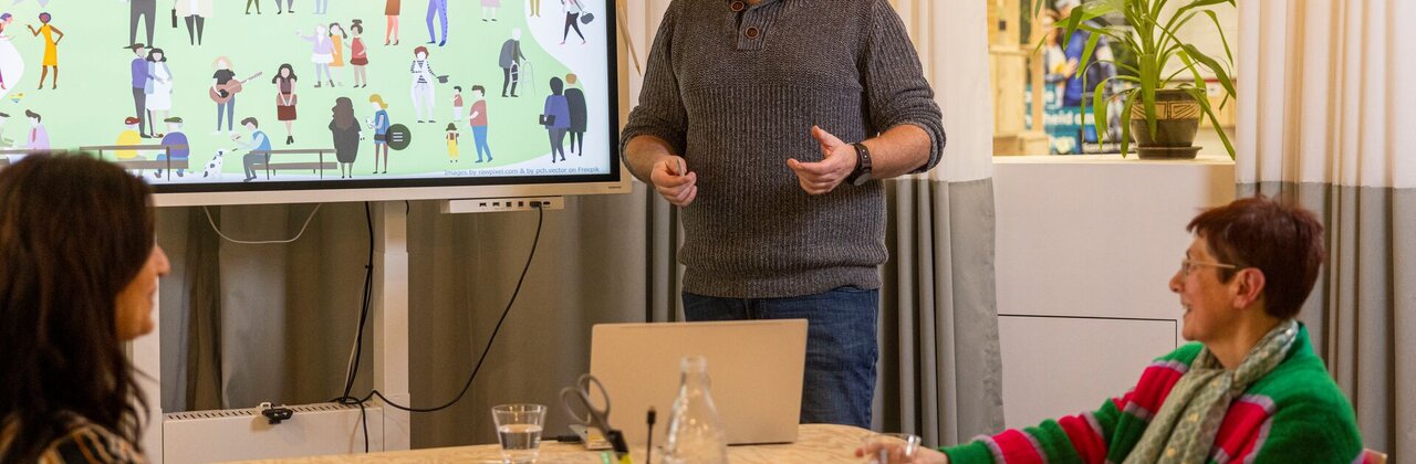 Een persoon die uitleg geeft over huurdiscriminatie
