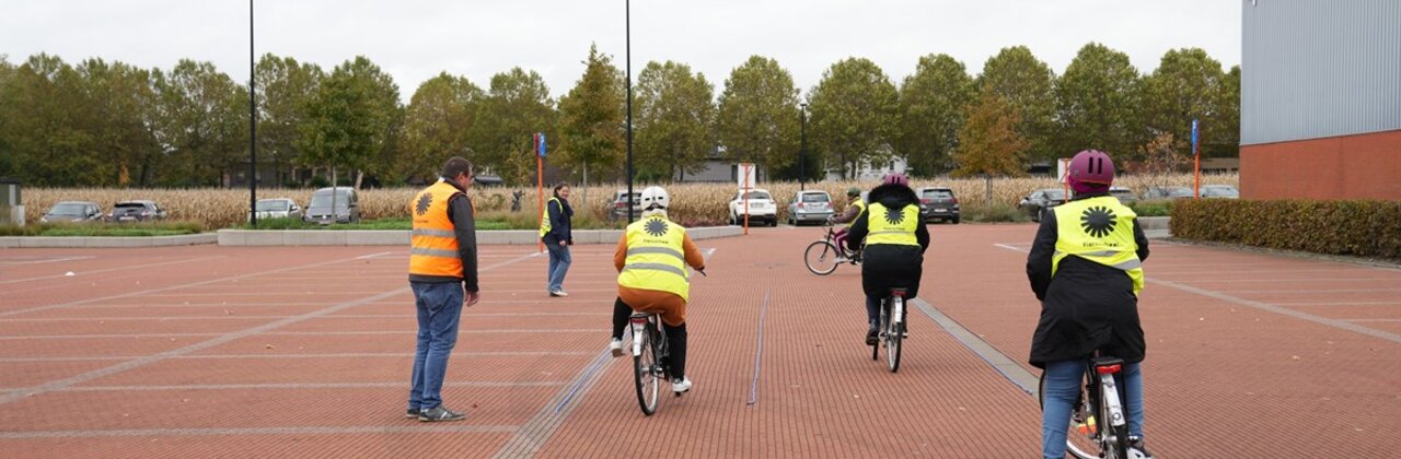Fietsende mensen