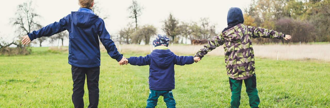Helpende persoon met kinderen
