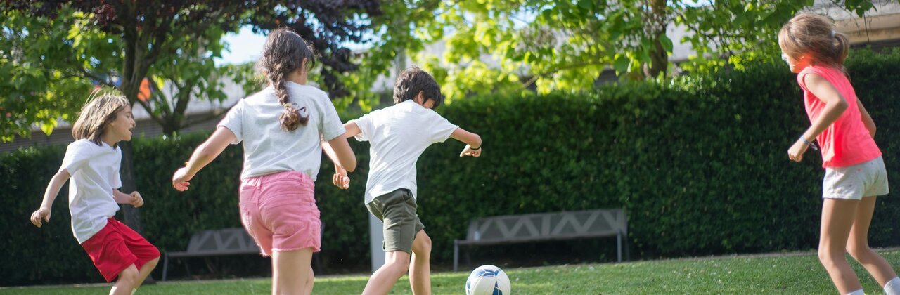 Kinderen die voetballen