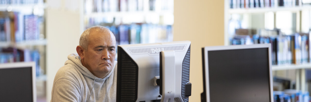 oudere man achter een computer