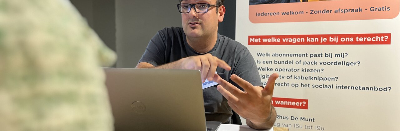 Man geeft uitleg over telecomdiensten