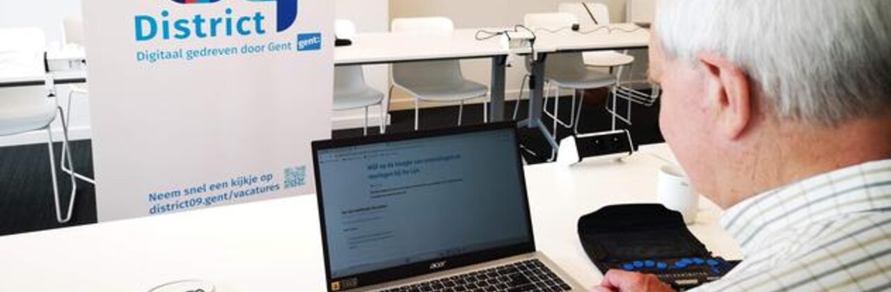 man met laptop
