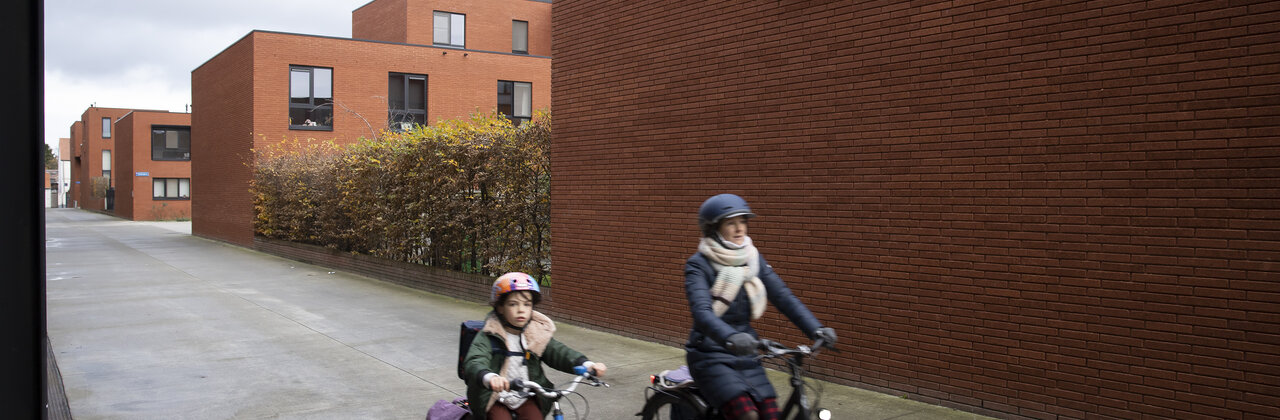 fietsers tussen woongebouwen