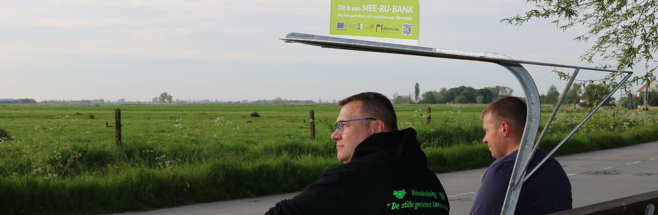 Mannen die wachten op een bankje