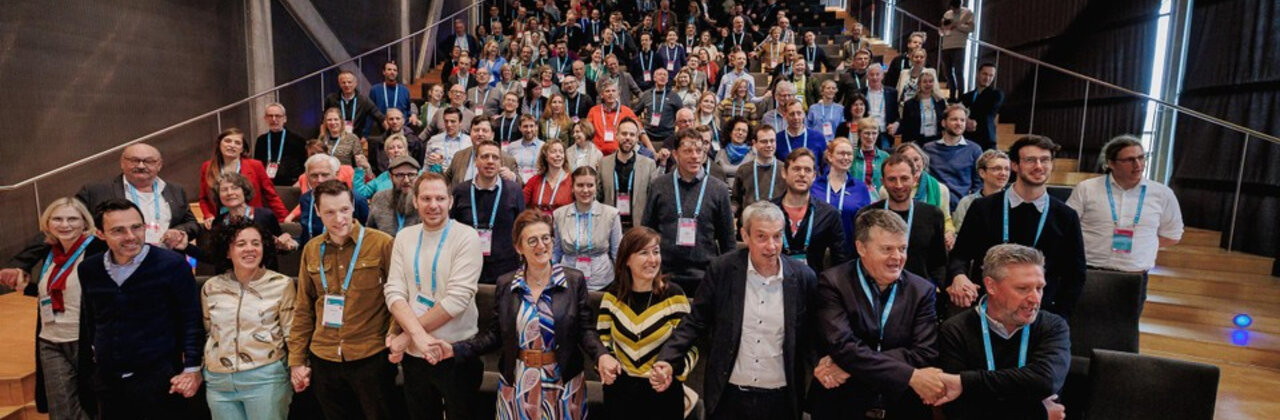 Door elkaars handen vast te houden, ondervonden de aanwezigen op het Klimaatcongres hoe een warmtenet werkt.