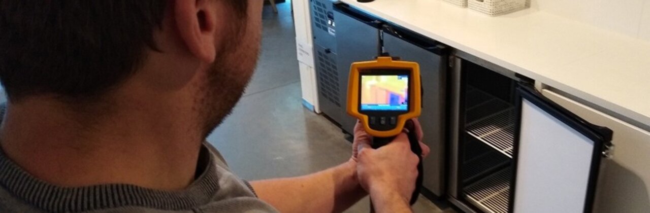 Energiecoach die een scan uitvoert