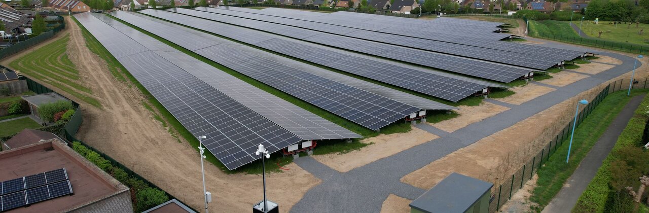 luchtfoto van het zonnepark