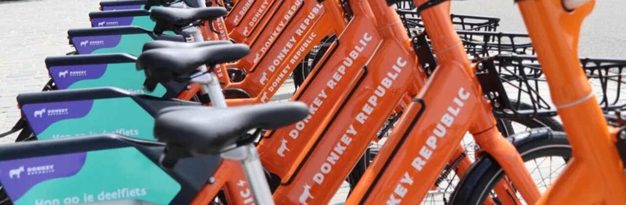 Allemaal oranje fietsen van Donkey op een rij.
