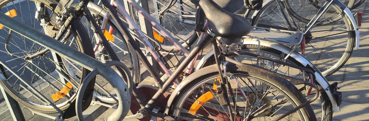 foto van achtergelaten fietsen in een fietsenstalling