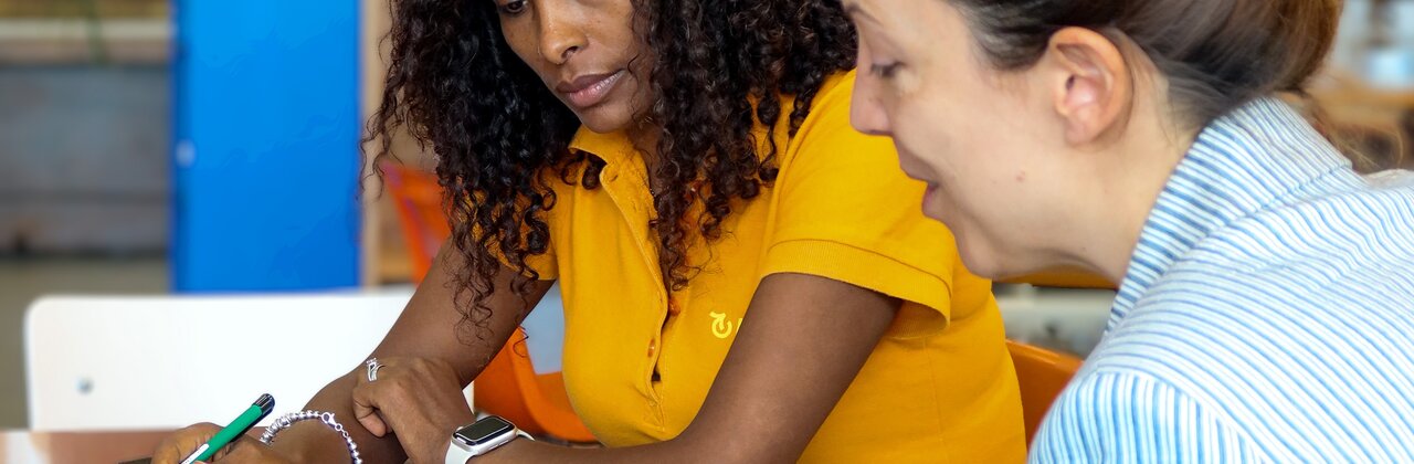 Een taalcoach en een taalleerder