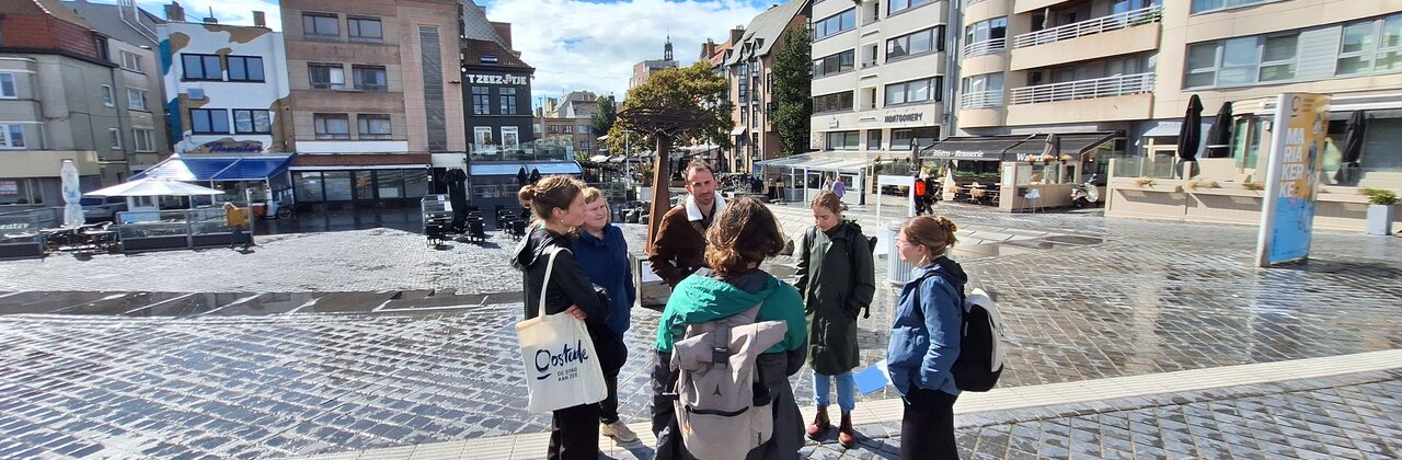 Groep die rond de wijkverbeteringskaart staat