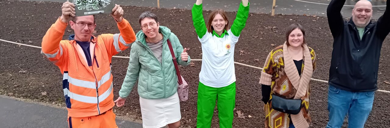 Gelukkige medewerkers van lokaal bestuur Boom steken affiches in de lucht