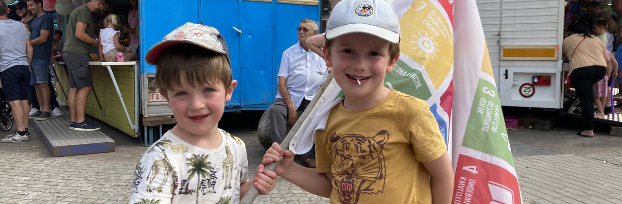 Kinderen zwaaien met SDG-vlag