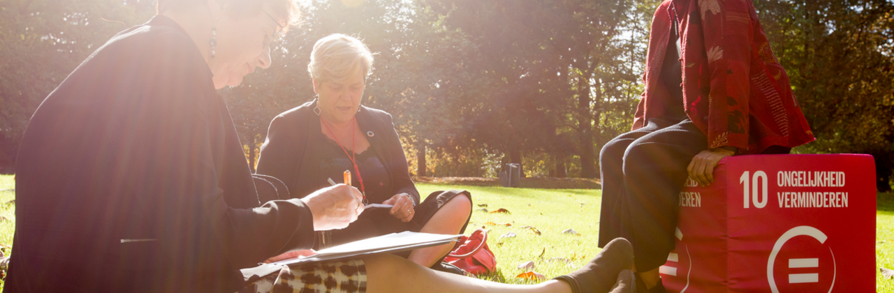 Medewerkers brainstormen over het nieuwe meerjarenplan