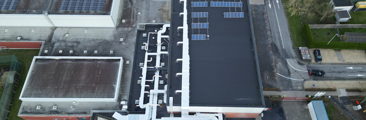 Luchtfoto met technieken sporthal