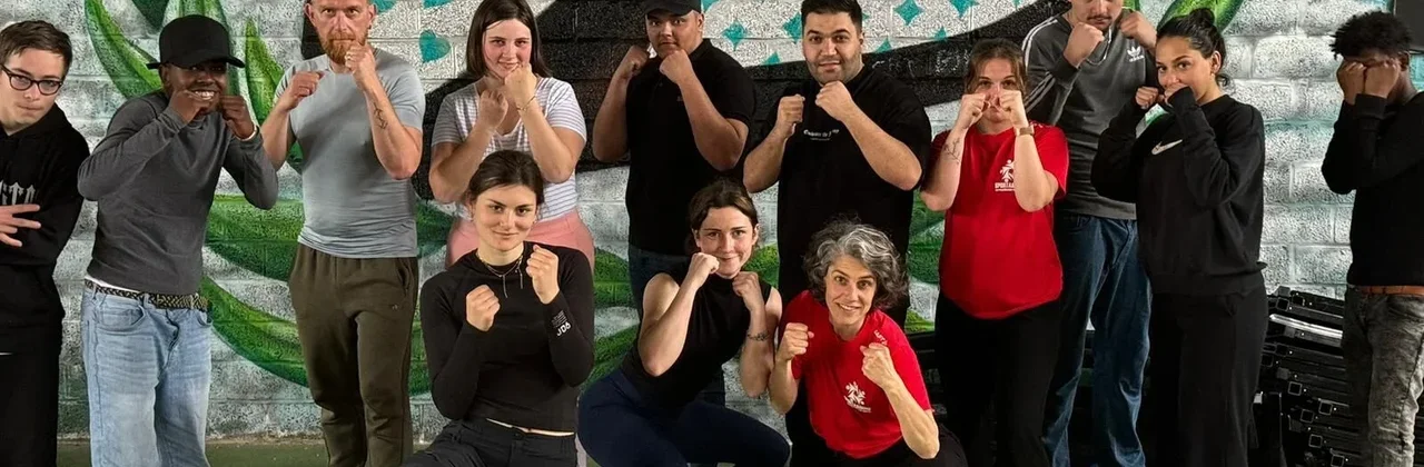 Groep jongeren met politie