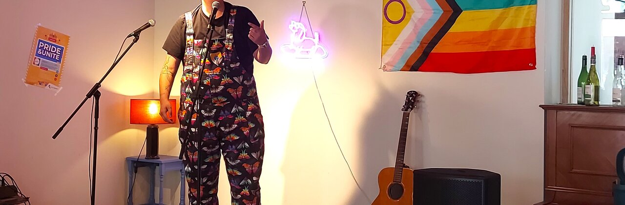 Persoon naast de LGBTI+ vlag