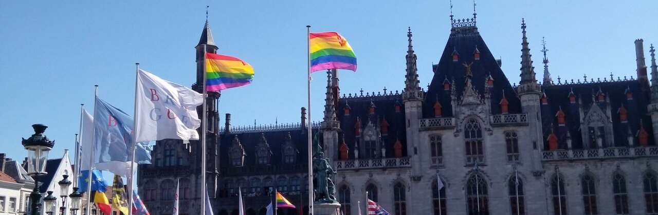 Stadhuis Brugge met regenboogvlag
