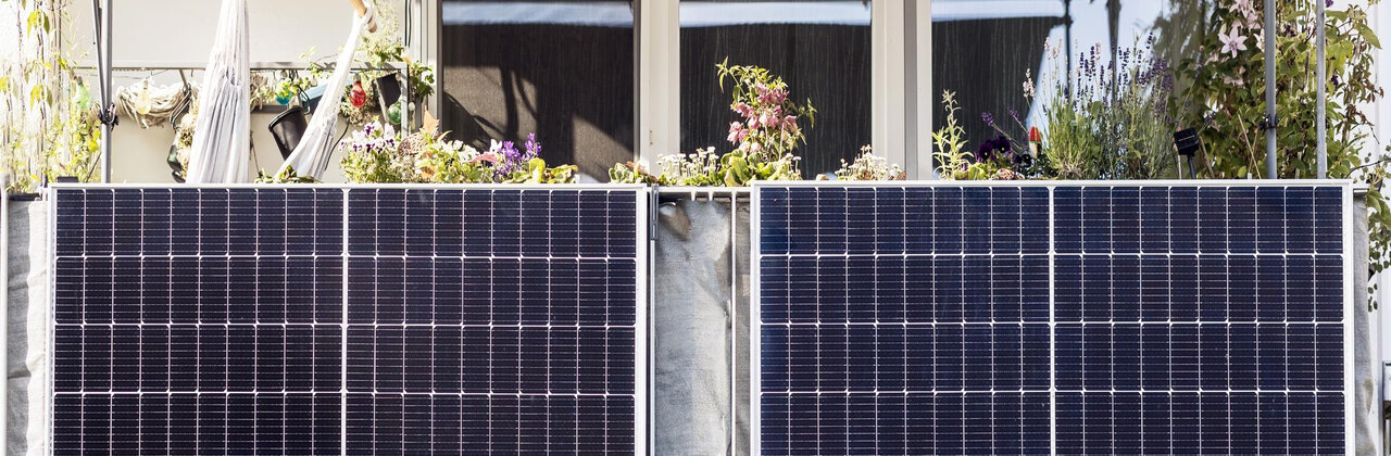 stekkerzonnepanelen aan balkon