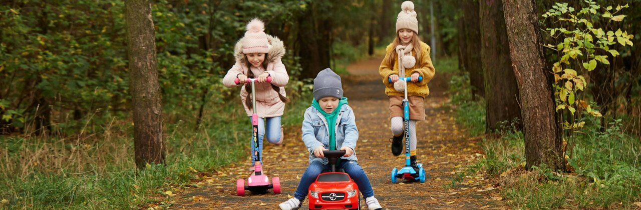 2 kinderen op een stek, 1 op een loopwagentje