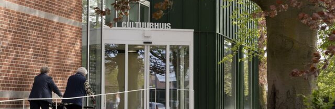 foto van project: 2 senioren gaan het cultuurhuis binnen