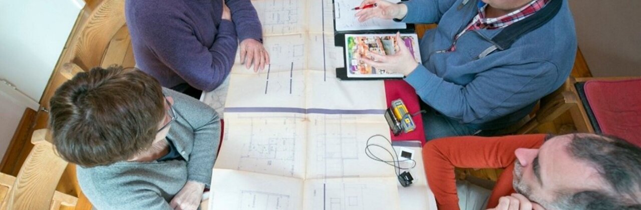 mensen rond tafel over renovatie aanbod