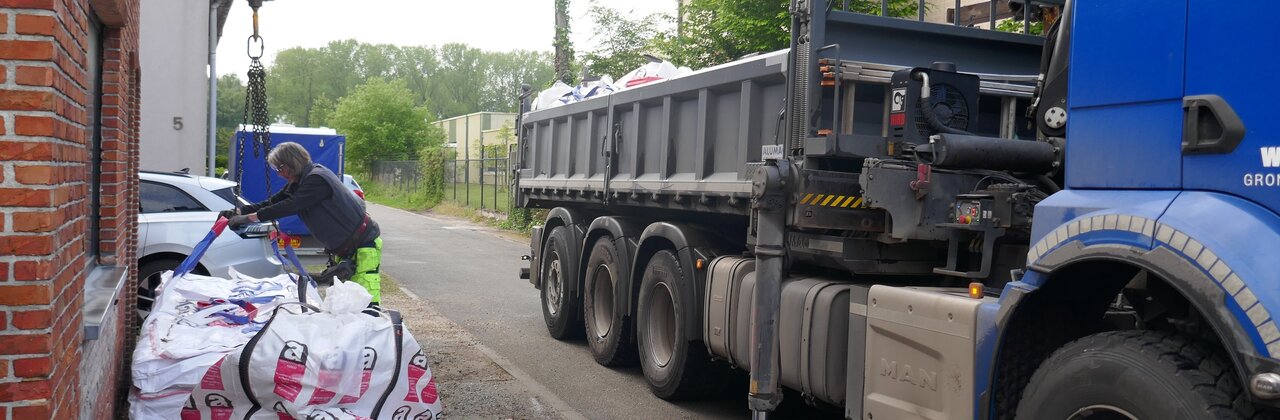 Vrachtwagen haalt veilig asbest op