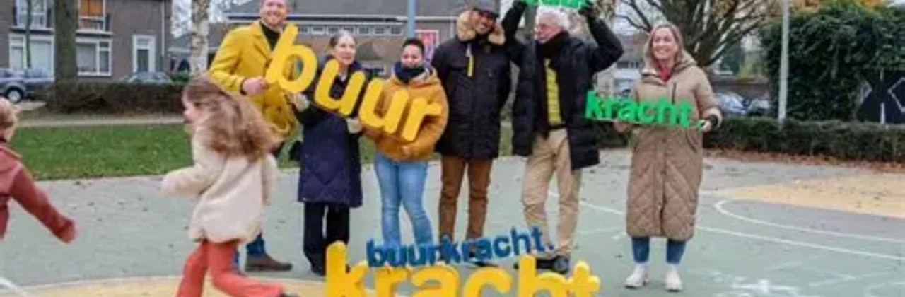 groep mensen op plein met de letters buurkracht