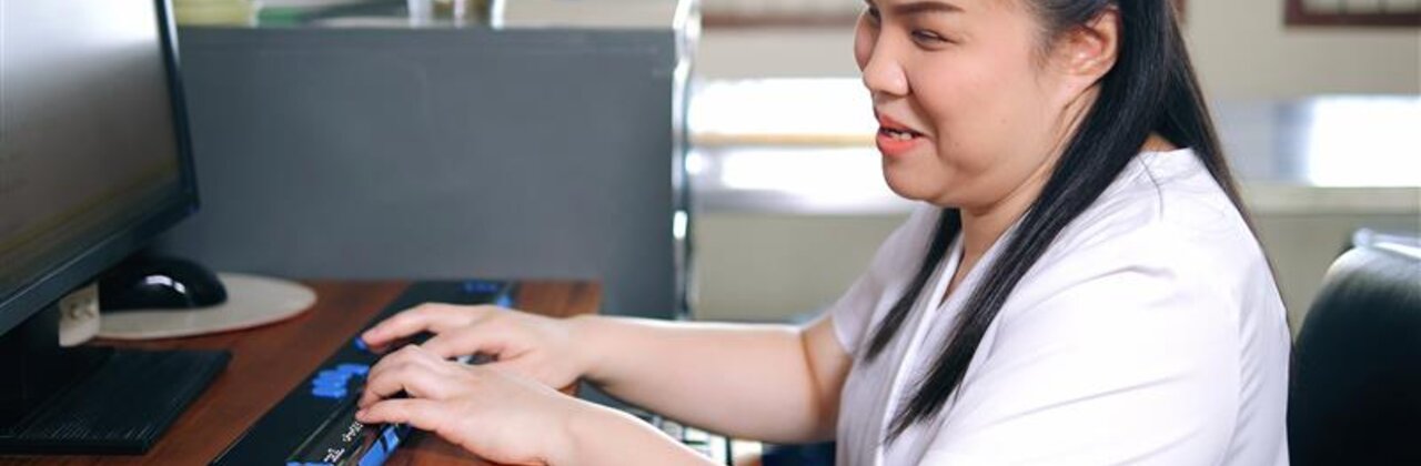 vrouw aan een computer