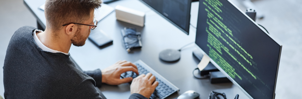 Man achter computer