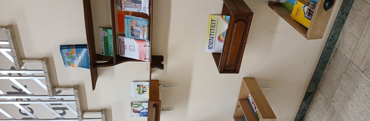 boeken gepresenteerd op een muur