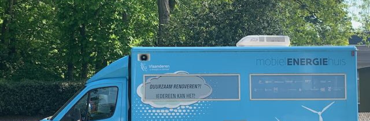 foto van de bestelwagen omgevormd tot mobiel energiehuis