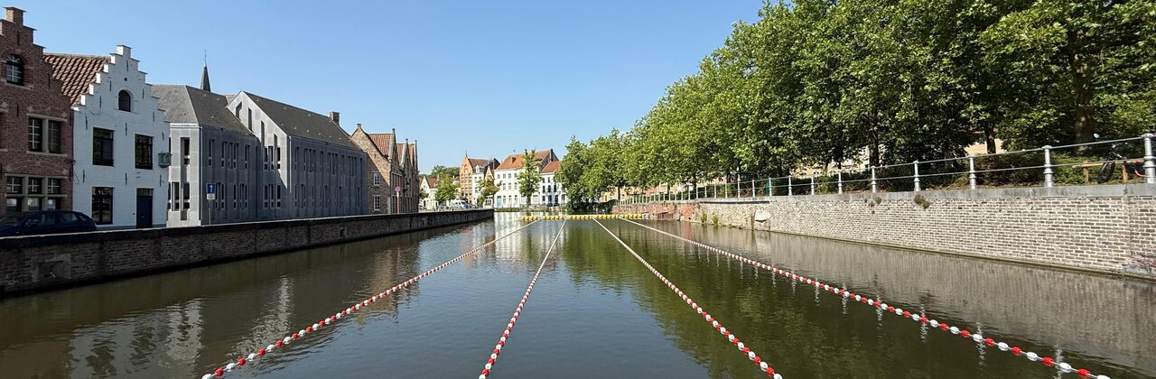 foto sportieve zwemzone met banen vanaf ponton