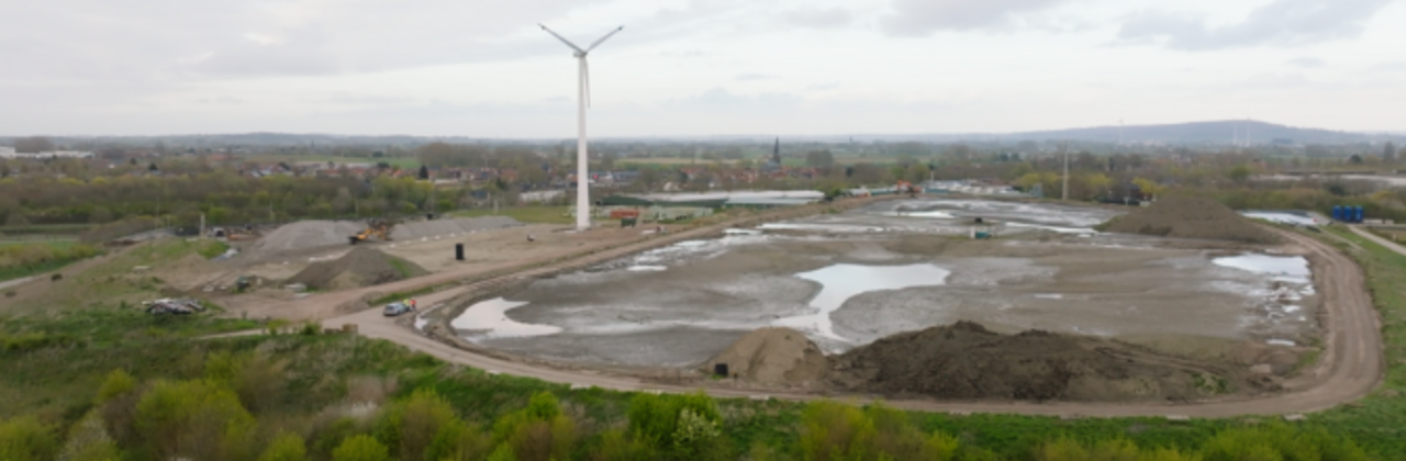 overzichtsfoto van site met windturbine