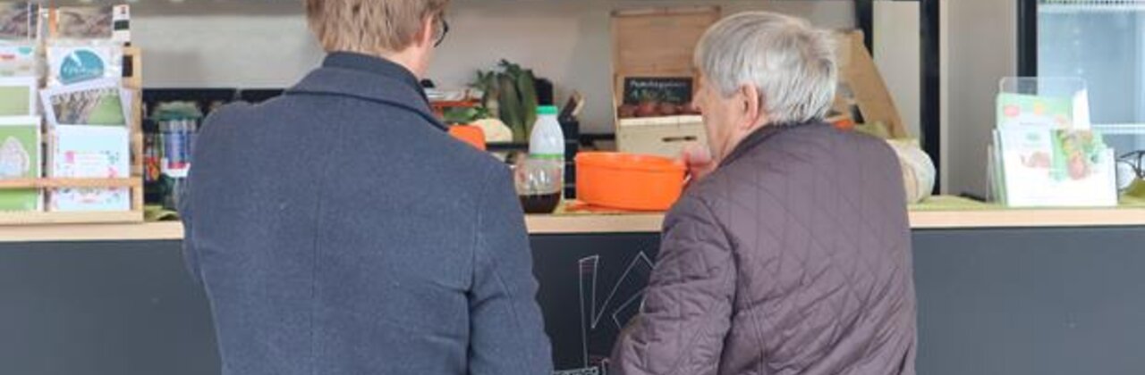 2 personen in de sociale kruidenier
