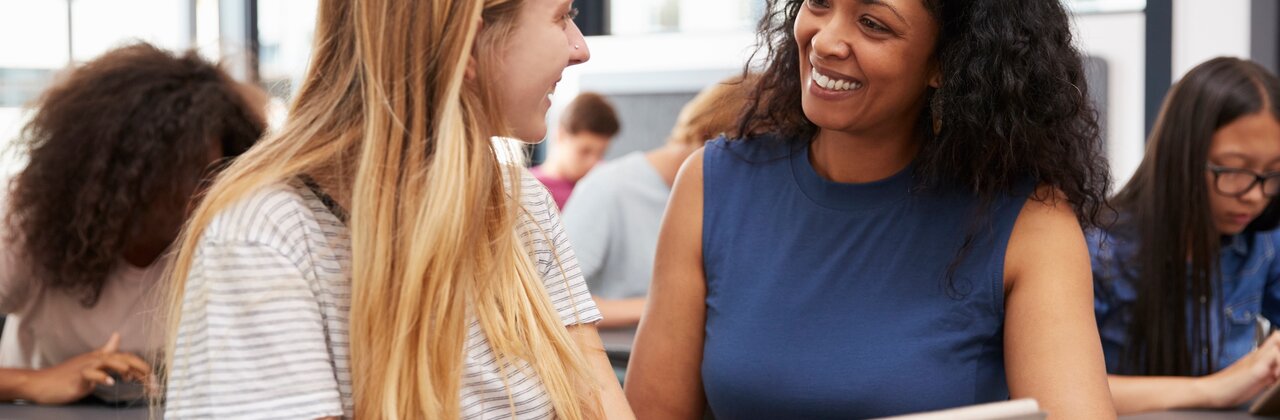 Twee vrouwen in gesprek op de werkvloer