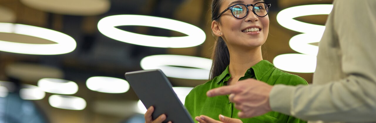 Twee personeelsleden in gesprek