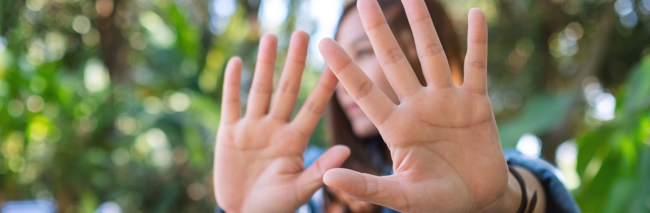 vrouw met handen voor de ogen