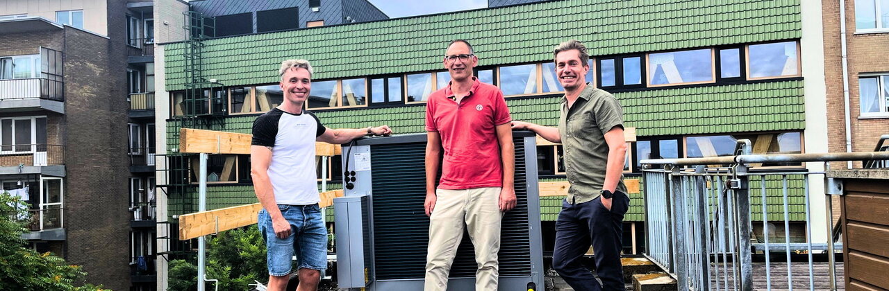 foto van gerenoveerd Ecohuis met 3 betrokken medewerkers