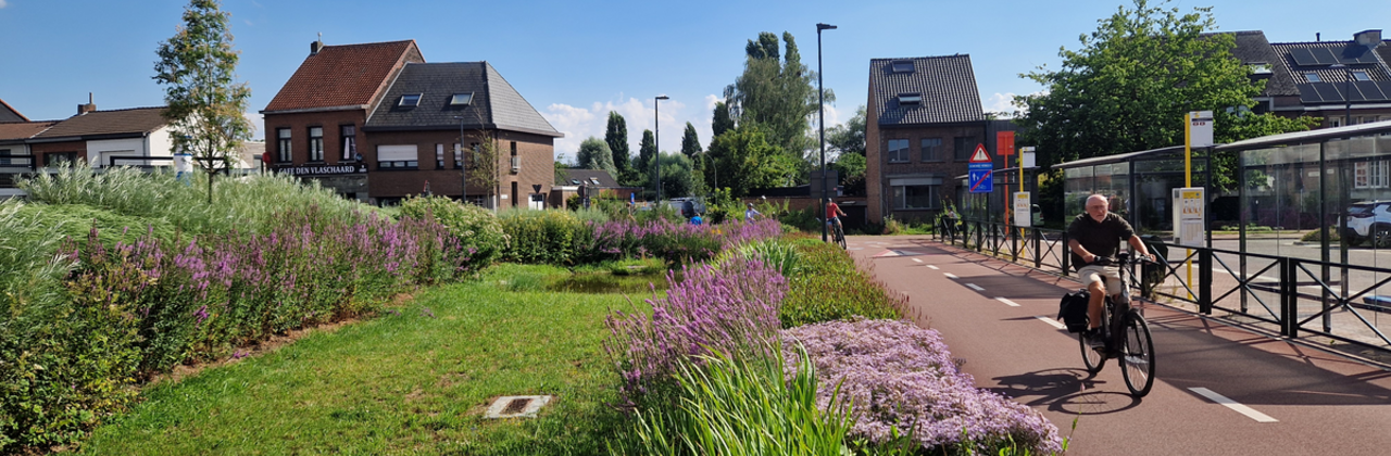 Vernieuwde stationsplein Kontich met waterpartij
