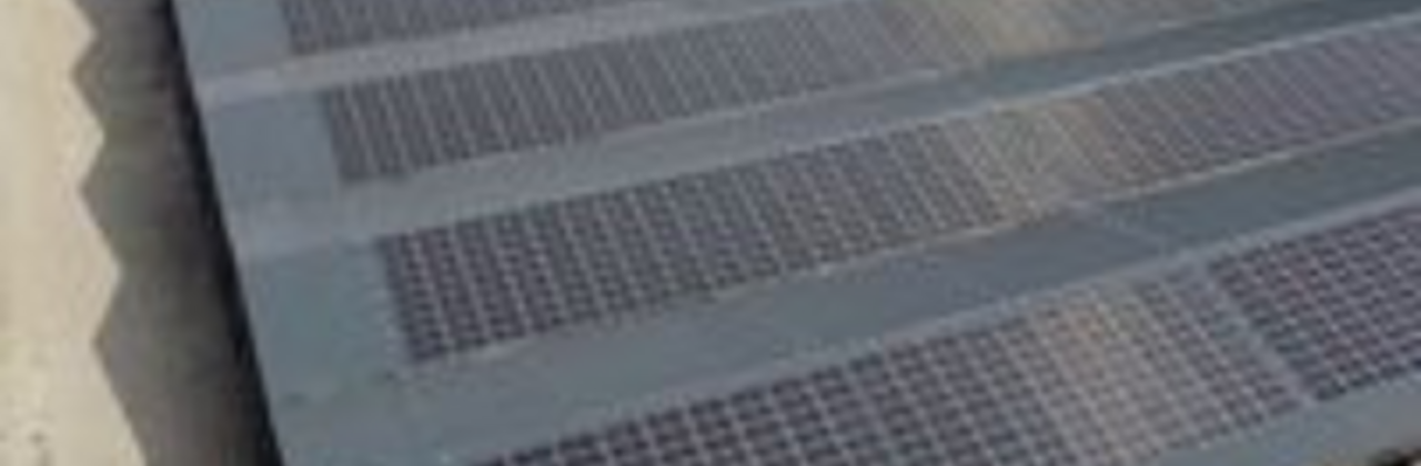 foto van zonnepanelen op een bedrijfsdak