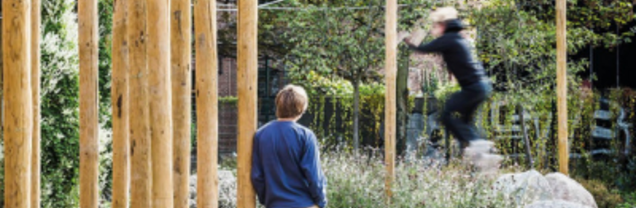 Kinderen in houten speeltuin.