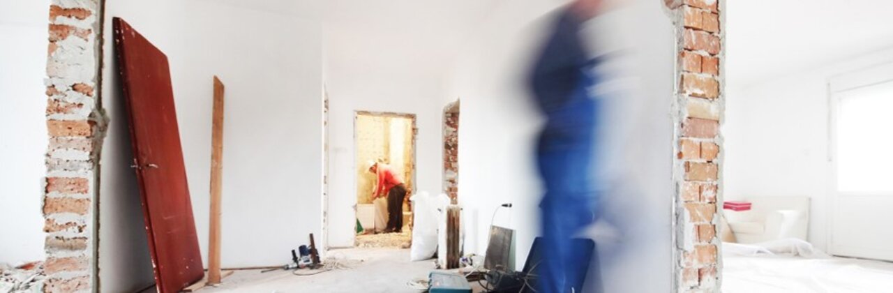 foto bouwvakker tijdens renovatie