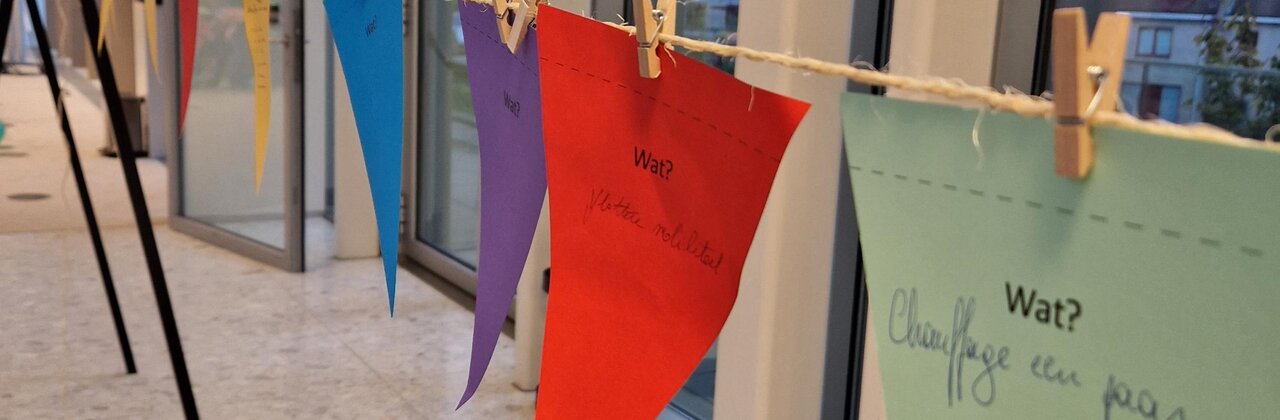 gekleurde vlagjes met tekst op met wasknijpers aan een koord