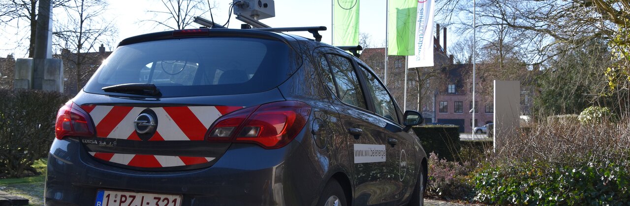 foto met thermoscanner op auto
