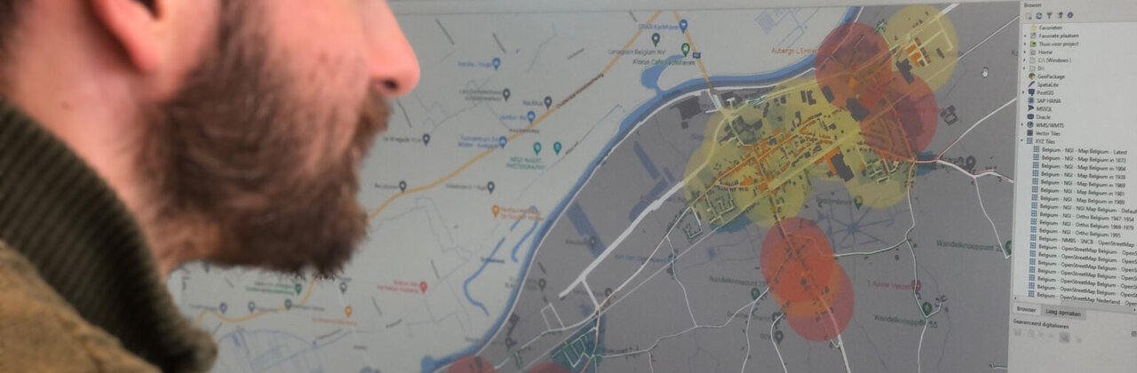 man kijkt naar laadpaalkaart op scherm