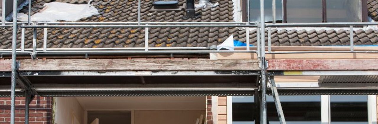 foto voorgevel woning in renovatie